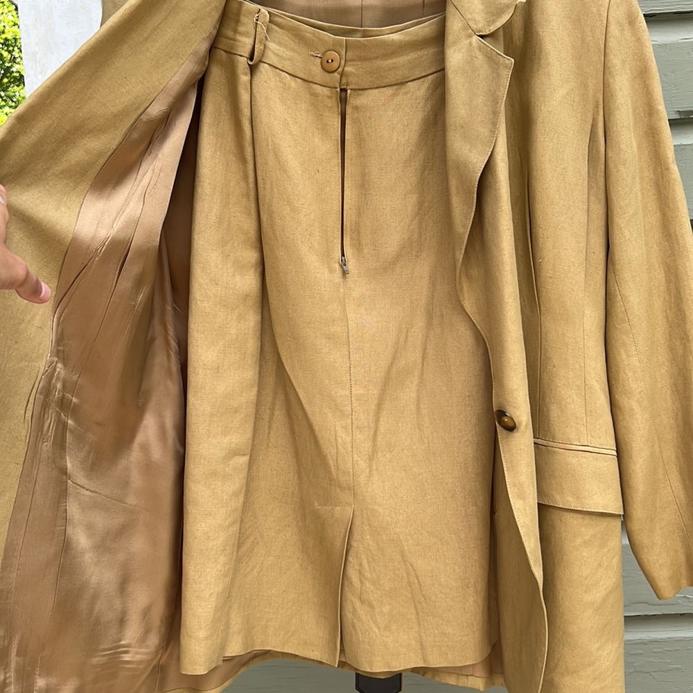 90s BEIGE ANN TAYLOR SUIT - COMES WITH MATCHING SKIRT, BLAZER AND BELT - Picture 4 of 5